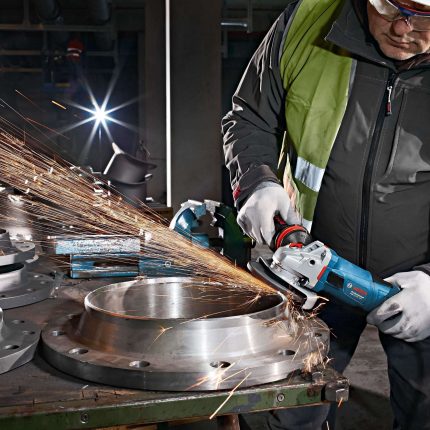 O Técnico de Demonstração da Bosch acrescentou ainda duas vantagens desta mini-rebarbabadora, “maior produtividade e menor tempo de paragem para trocar de acessórios”