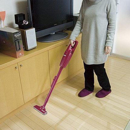 spirador a bateria de 10,8 V 1,5 Ah, simples e ergonómico de cor vermelha magenta