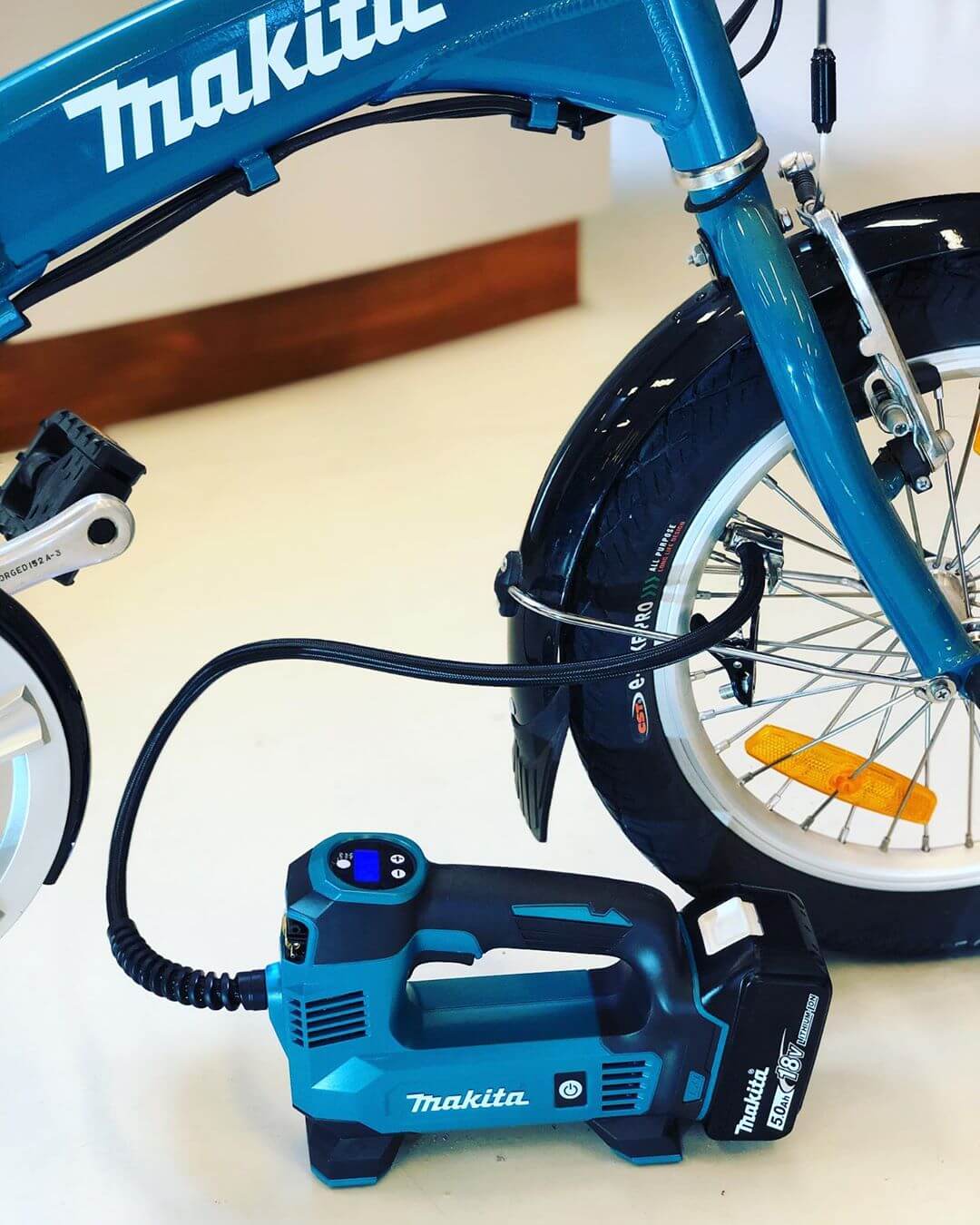 Compressor de Ar Portátil 18V Makita DMP180Z