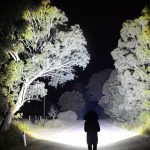 Lanterna de 2000 lúmens. Completamente à prova de água.