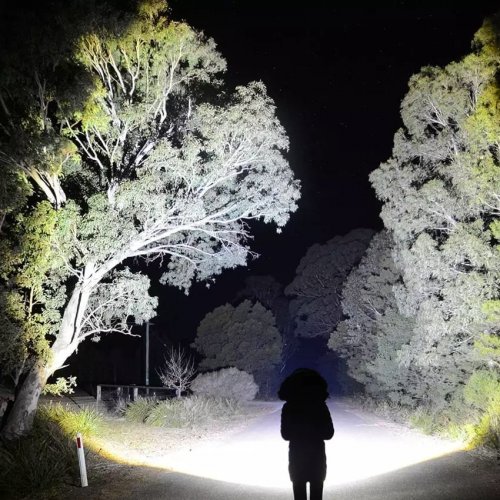 Lanterna de 2000 lúmens. Completamente à prova de água.