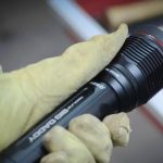 Lanterna de 2000 lúmens. Completamente à prova de água.