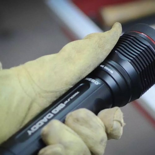 Lanterna de 2000 lúmens. Completamente à prova de água.